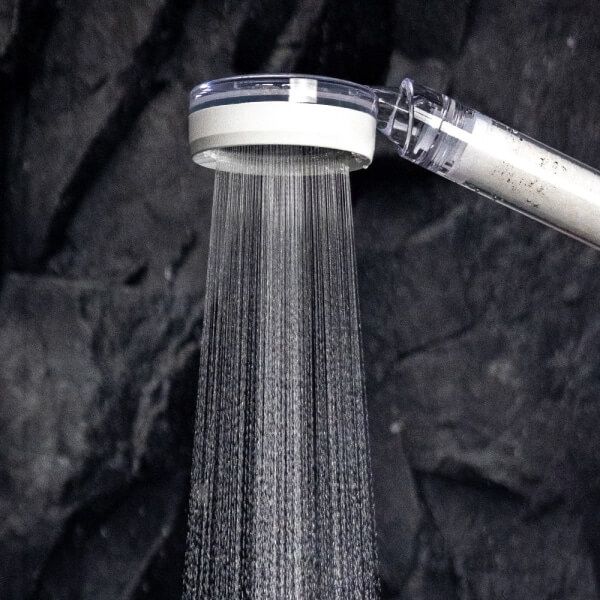Filtered water shower head with high-quality water filtration system, essential for clean drinking water, water purification, and home water filter solutions.