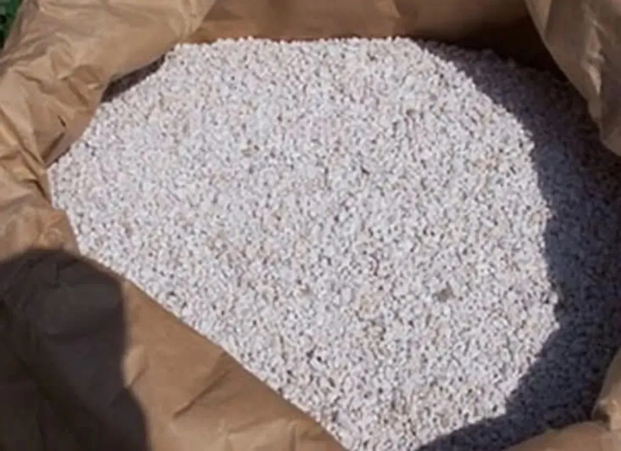 Crushed silica sand for filtration, 20 kg bag, suitable for pool water treatment and industrial use. Ideal for enhancing water clarity and filtration efficiency.