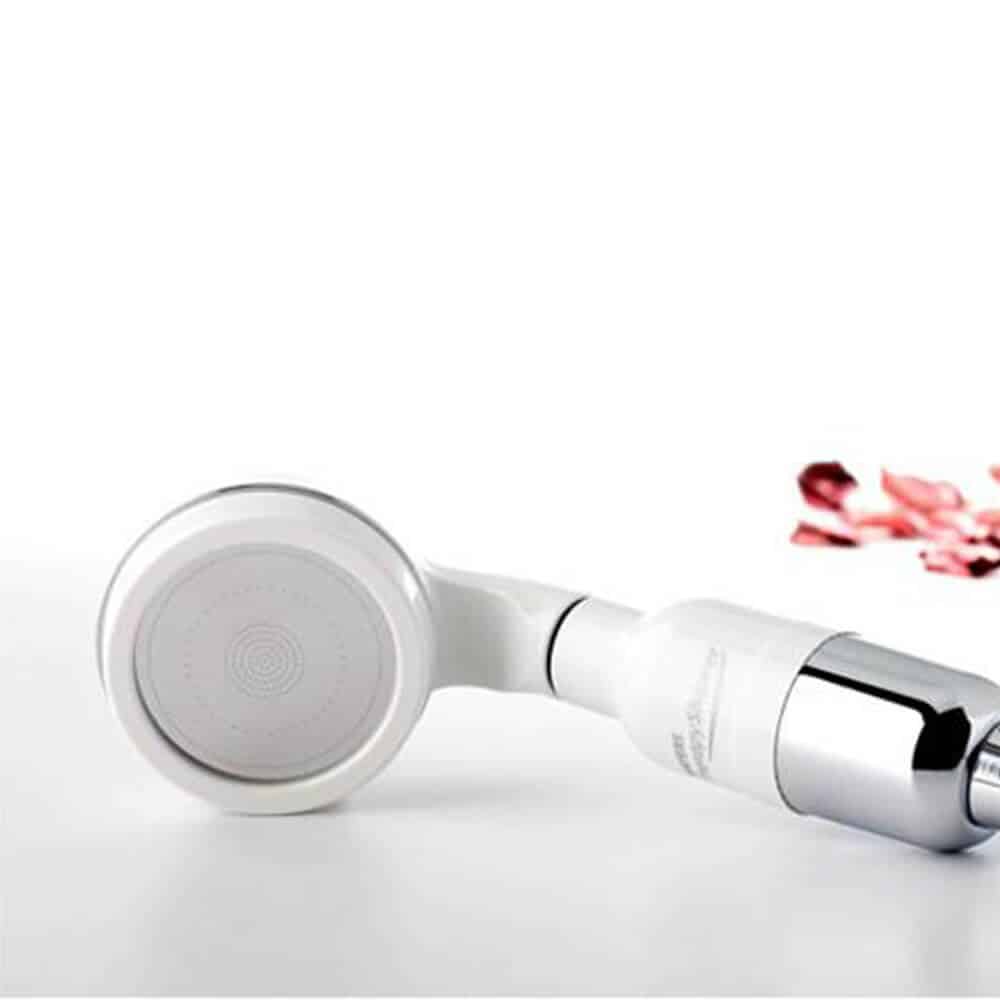 Efficient water filter shower head with sleek design for clean, healthy baths. Perfect for home purification and improved skin health.